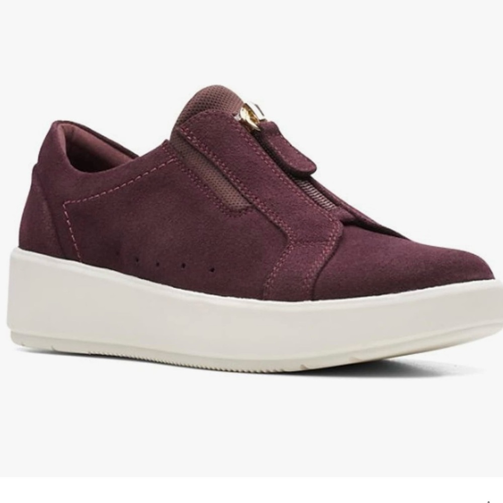 Like new! Clark’s Layton Rae Suede Zipper Sneakers